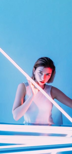 Foto lo stile cyberpunk futuristico della donna guerriera laser