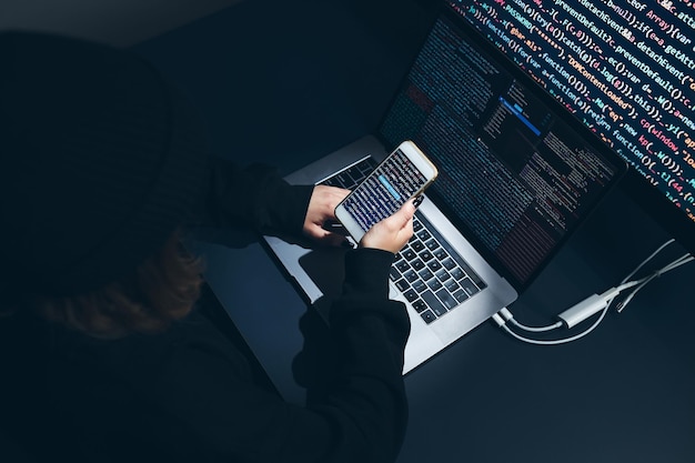 Cybersecurity bedreiging jonge vrouw die computer gebruikt en internet en netwerkbeveiliging codeert