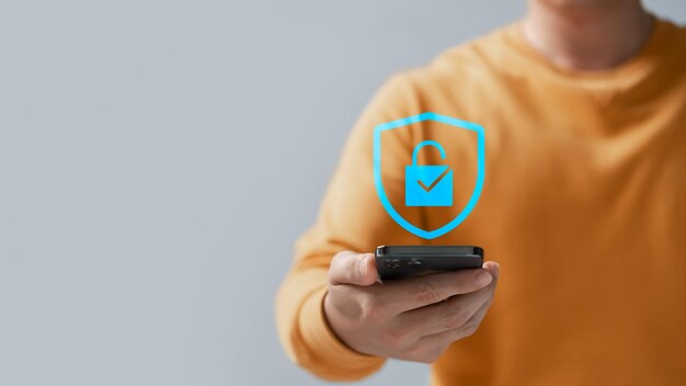 Cybersecurity en gegevensbescherming zakenman met behulp van smartphone internet netwerk beveiliging beschermen zakelijke en financiële transactiegegevens tegen cyberaanvallen gebruiker private gegevens beveiliging encryptie