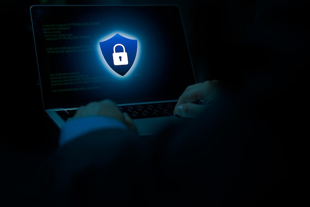 cybersecurity gevaar online gegevensfraude of identiteitsdiefstal slot om te beschermen tegen cyberfraude Laptop computer met hacker virus code in het scherm
