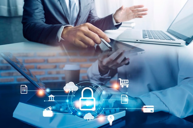 データを保護するためのサイバーセキュリティとプライバシーの概念ロックアイコンとインターネットネットワークセキュリティテクノロジー仮想画面インターフェイスを備えたスマートフォン上の個人データを保護するビジネスマン