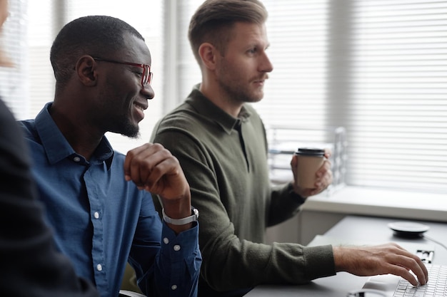 Photo cybersecurity specialists working in office