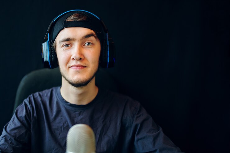 Cybersport. Knappe game-streamer wint een ronde in een competitief spel
