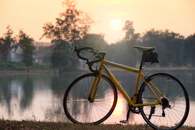 Foto ciclo con l'ora del tramonto