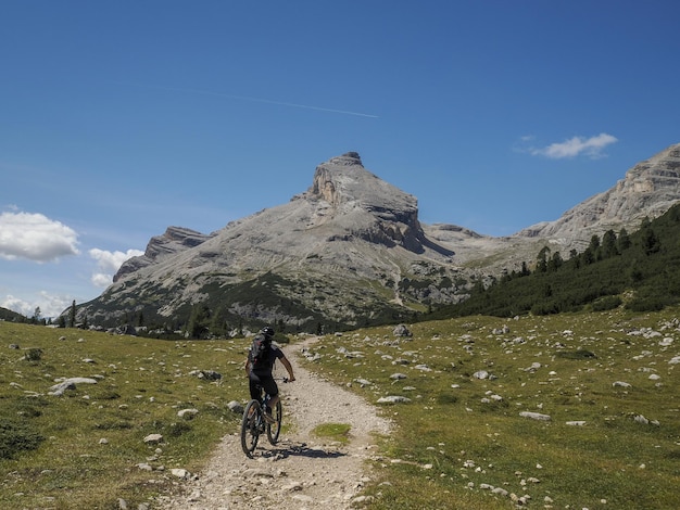 自転車でサイクリング アルパイン アクティビティ - イタリア北部のドロミテ