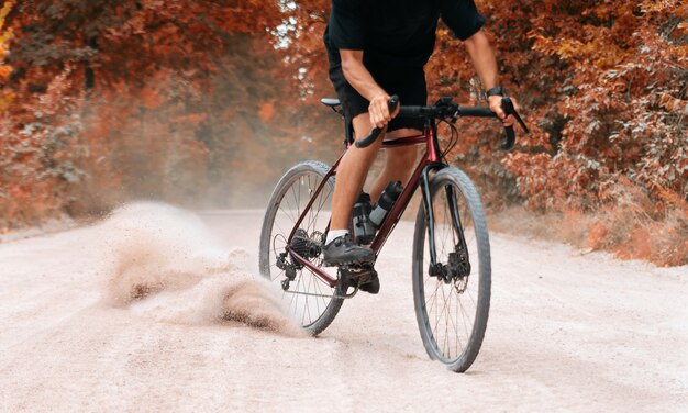 Photo cyclist on bike riding along the road