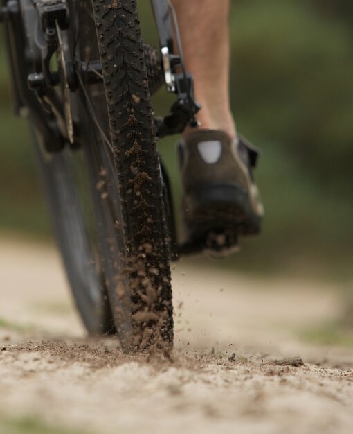 Photo cyclist on dirt trail