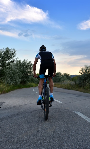 写真 自転車に乗るマウンテンバイクの孤独な道