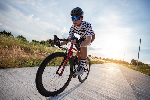 사진 태양 아래 야외에서 경주용 자전거를 타는 자전거 타는 사람이 움직이는 자전거 타는 사람의 이미지