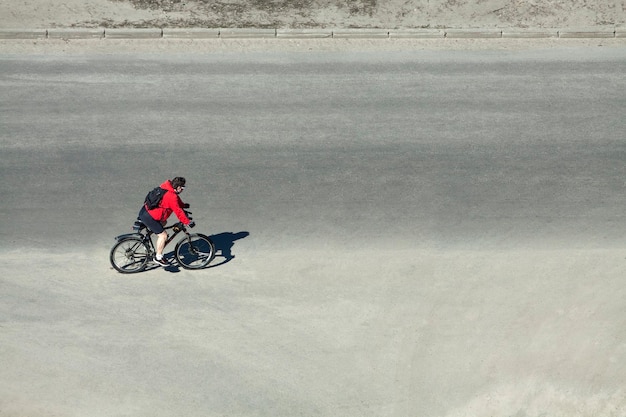 道路に乗って赤いジャケットのサイクリスト