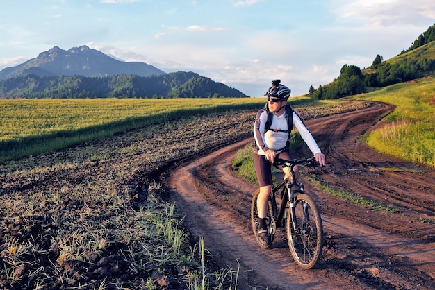 Photo cyclist rides a bicycle in a field