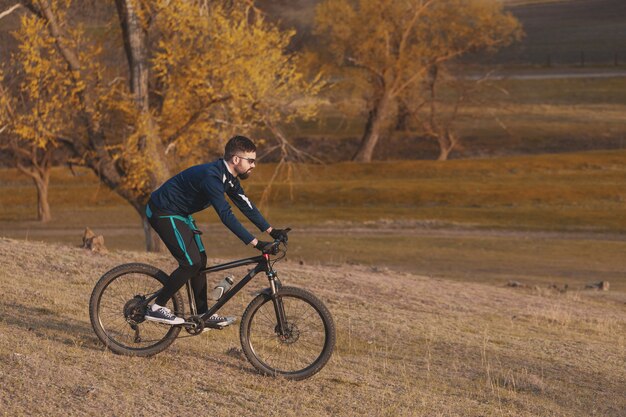 가을 숲과 공원을 통해 자전거 타기