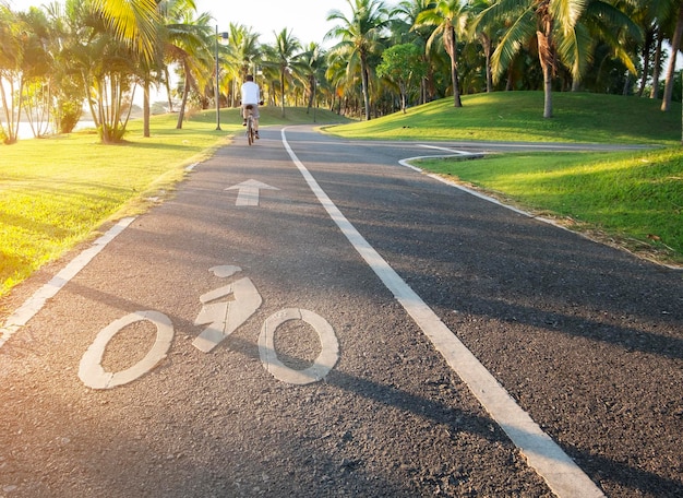 Photo cyclist riding bicycle on bike land in park