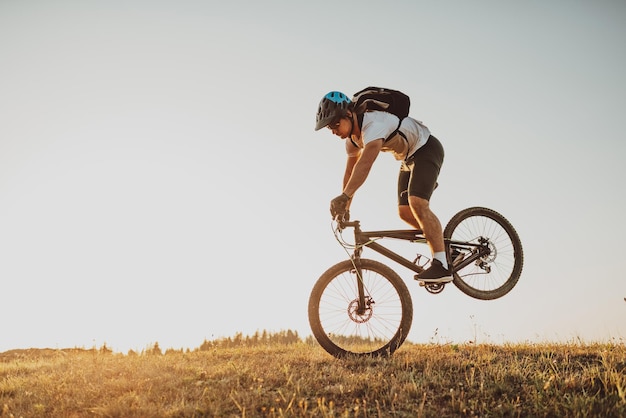 森のトレイルで自転車に乗るサイクリストエンデューロトレイルトラックでサイクリングする男性スポーツフィットネスの動機とインスピレーションエクストリームスポーツコンセプトセレクティブフォーカス高品質の写真