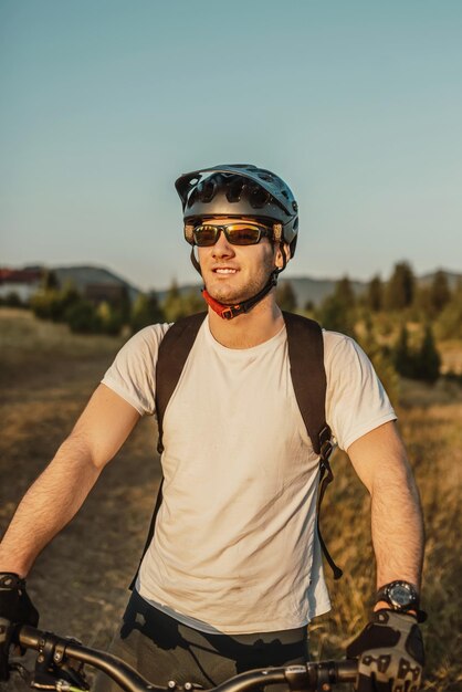 森のトレイルで自転車に乗るサイクリストエンデューロトレイルトラックでサイクリングする男性スポーツフィットネスの動機とインスピレーションエクストリームスポーツコンセプトセレクティブフォーカス高品質の写真