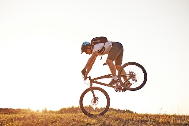 森のトレイルで自転車に乗るサイクリストエンデューロトレイルトラックでサイクリングする男性スポーツフィットネスの動機とインスピレーションエクストリームスポーツコンセプトセレクティブフォーカス