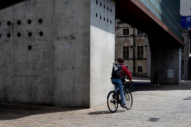 Photo cyclist riding through the city