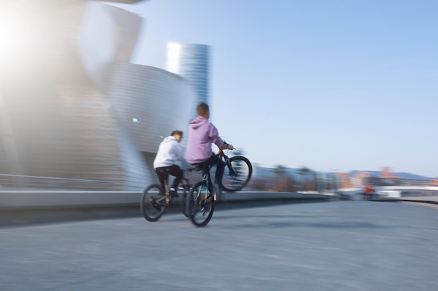 スペインのビルバオ市の自転車交通手段の路上自転車に乗る人