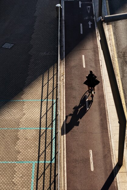 Ciclista su strada nella città di bilbao, spagna