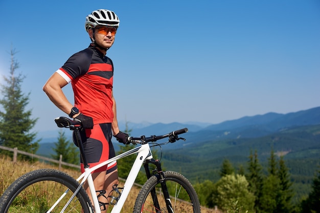 Ciclista in cima alla collina