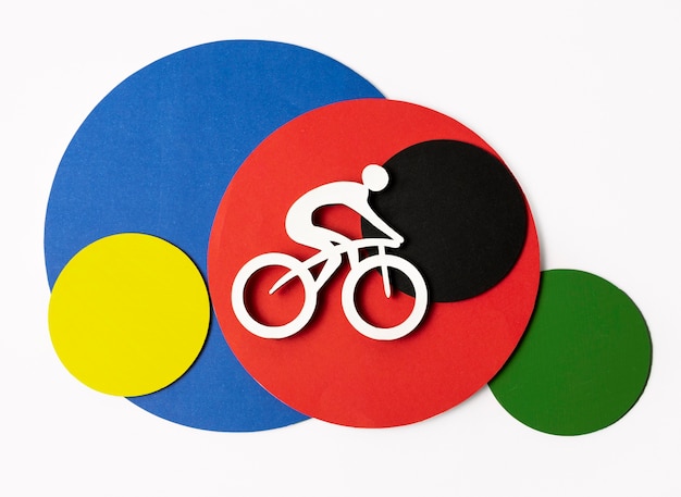 Велосипедист с красочными кругами в бумажном стиле