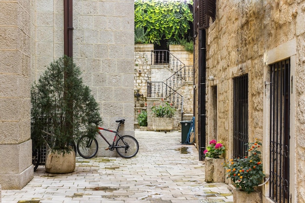 Ciclisti nell'antica città kotor montenegro