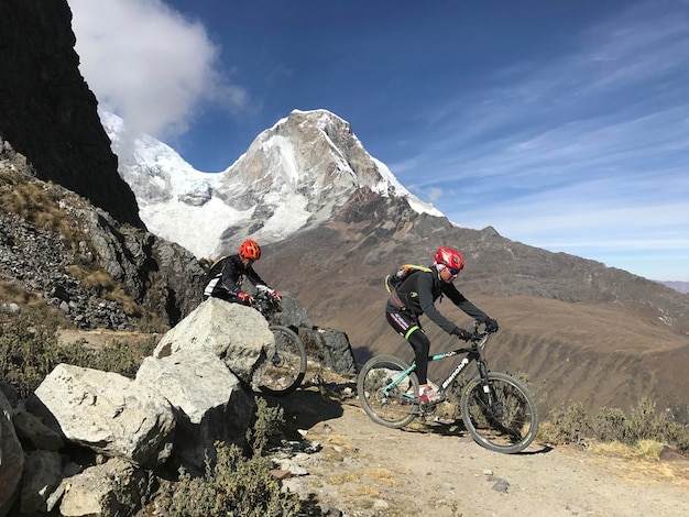 Ciclisti di ritorno dalla montagna