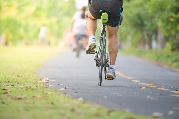 Photo cyclists ride along bike path in park