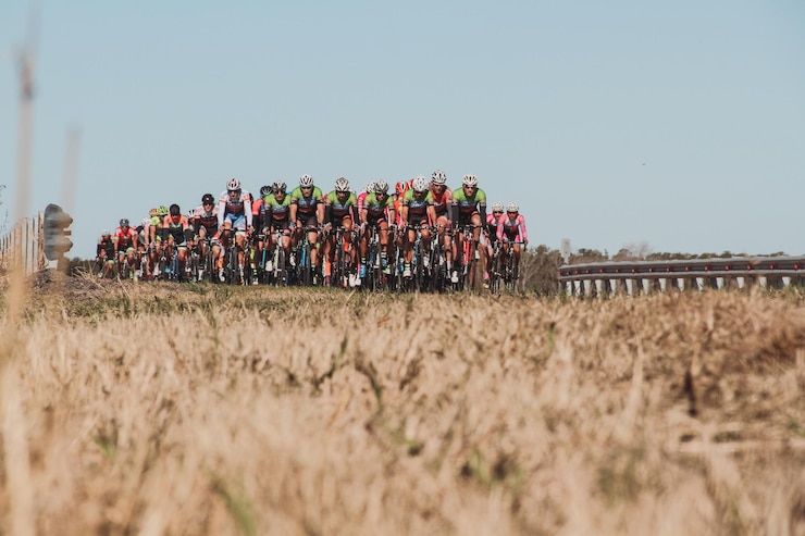 Photo cyclists riding bicycle on road sports race