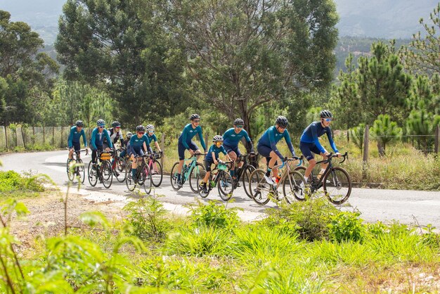 Foto ciclisti in bicicletta sulla strada