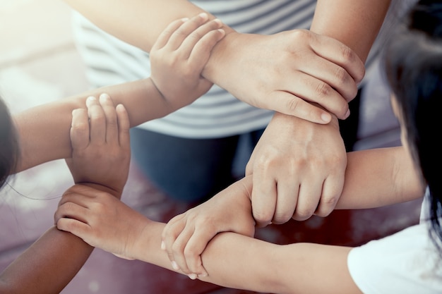 Cyclus van de handen van de familieholding samen in uitstekende kleurentoon