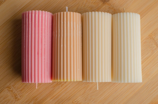 Photo a cylindrical candle made of soy wax colour background