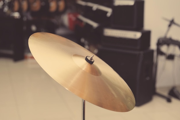 Cymbal close-up met drumstel. fragment drums