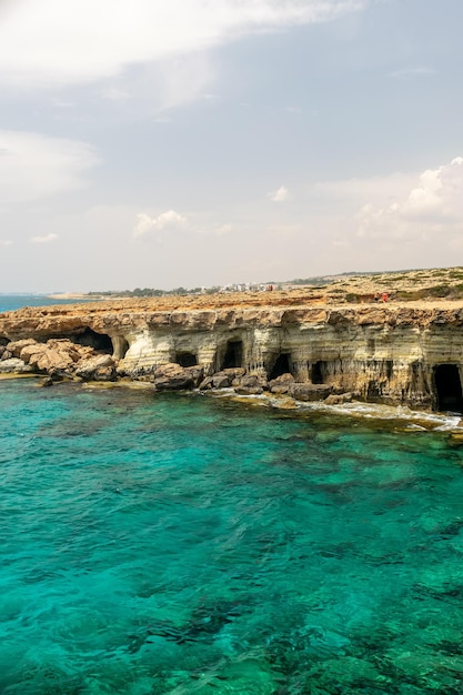CYPRUS AYA NAPA 관광객들은 그림 같은 바다 동굴 근처 해안을 따라 산책