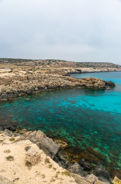 CYPRUS CAPE CAVO GRECO観光客は、水泳のために青いラグーンに車で到着しました