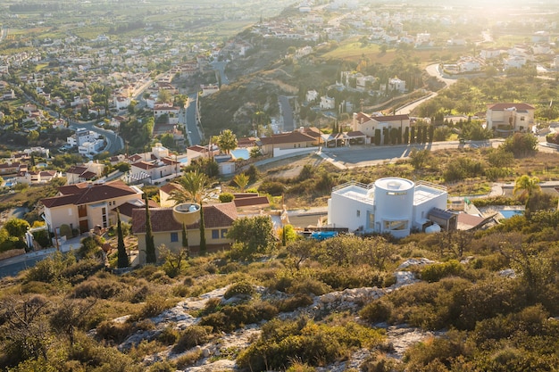 Cyprus-eiland, bovenaanzicht. Veel huizen daken