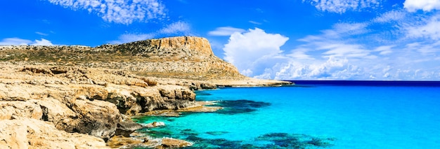 Cyprus-eiland - verbazingwekkende kristalheldere wateren van de blauwe lagune in het natuurpark cape greko