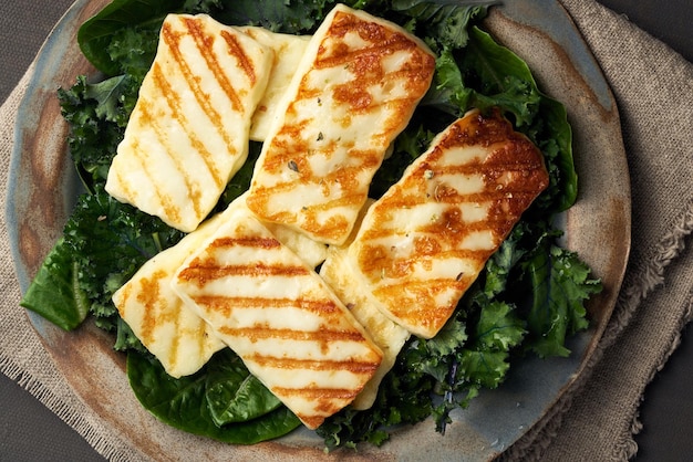 Foto cyprus gebakken halloumi kaas met gezonde groene salade lchf pegan fodmap paleo scd keto dieet