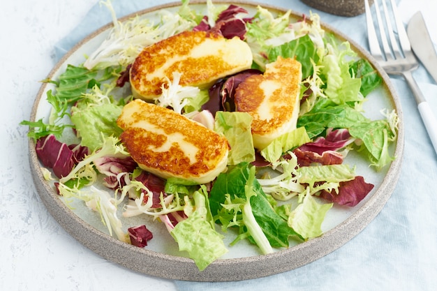 Cyprus gebakken halloumi met gezonde salade. Lchf, pegan, fodmap, paleo, scd, keto, ketogeen dieet