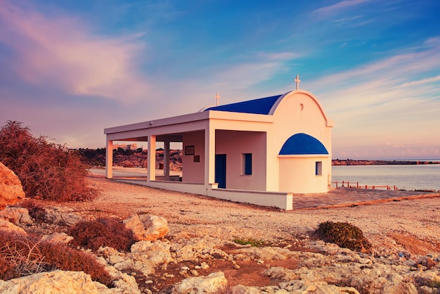 키프로스, 지중해 연안입니다. 일출 때 케이프 그레코(Cape Greco)에 있는 아기오이 아나르기로이(Agioi Anargyroi) 교회