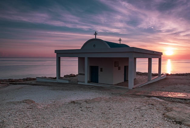 キプロス、地中海沿岸。日の出のグレコ岬にあるAgioiAnargyroi教会