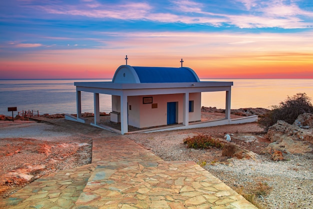 Cyprus, Middellandse Zeekust. Agioi Anargyroi-kerk bij Kaap Greco bij zonsopgang