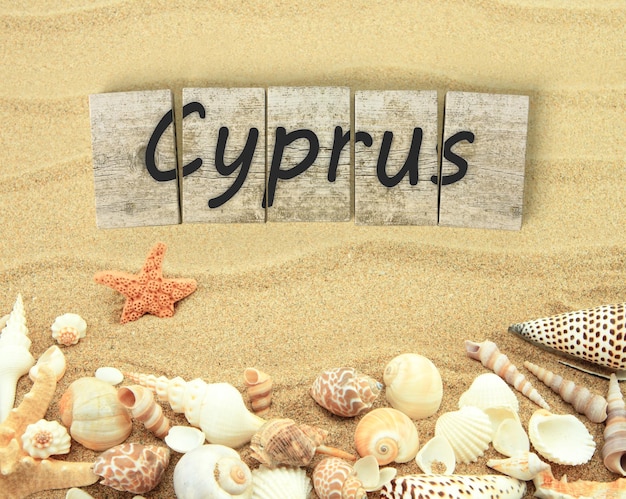 Cyprus op houten plankjes met zeeschelpen en zand