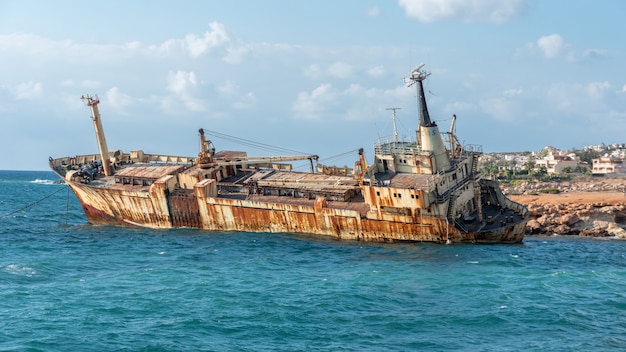 キプロス、パフォス。難破船。船は沿岸の岩に墜落した。地中海の海岸でさびた船。キプロスの観光スポット。