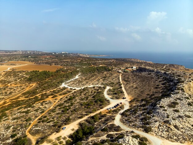 Cyprus prachtige kustlijn, middellandse zee van turquoise kleur. cyprus, agia napa. platteland buiten de stad