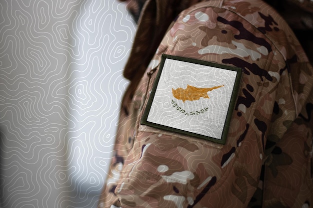 Cyprus Soldaat Soldaat met vlag Cyprus Vlag van Cyprus op een militair uniform Camouflagekleding