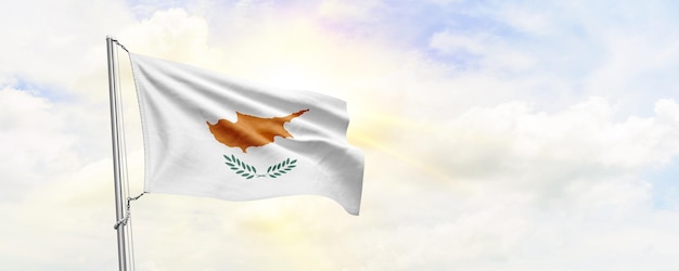 Cyprus vlag zwaaien op hemelachtergrond 3D-rendering