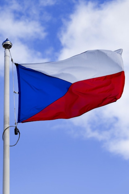 青い空を背景にチェコの旗