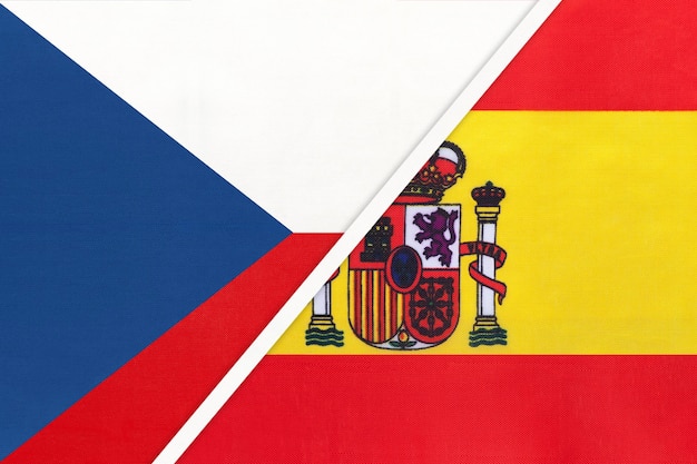 Фото Чехия и испания символ страны чехия против испанских национальных флагов