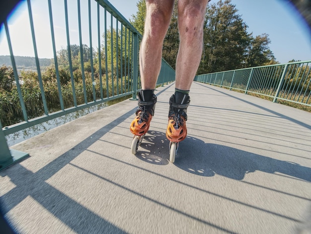 Фото Чехия 9 октября 2018 года ролевые конькобежцы ездят в парке ногами в линейных жестких ботинках с лопатками